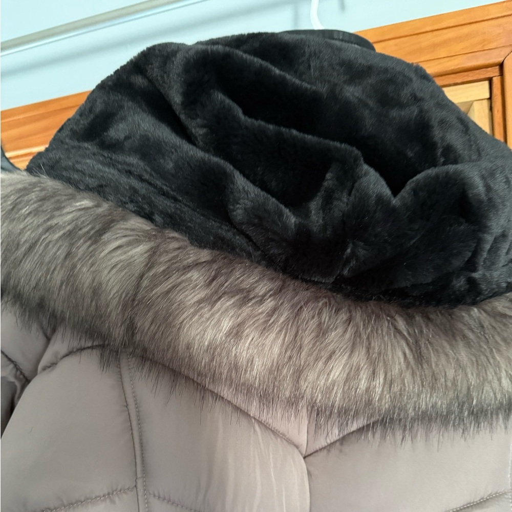 Avenue Black and Silver Zipper Accent